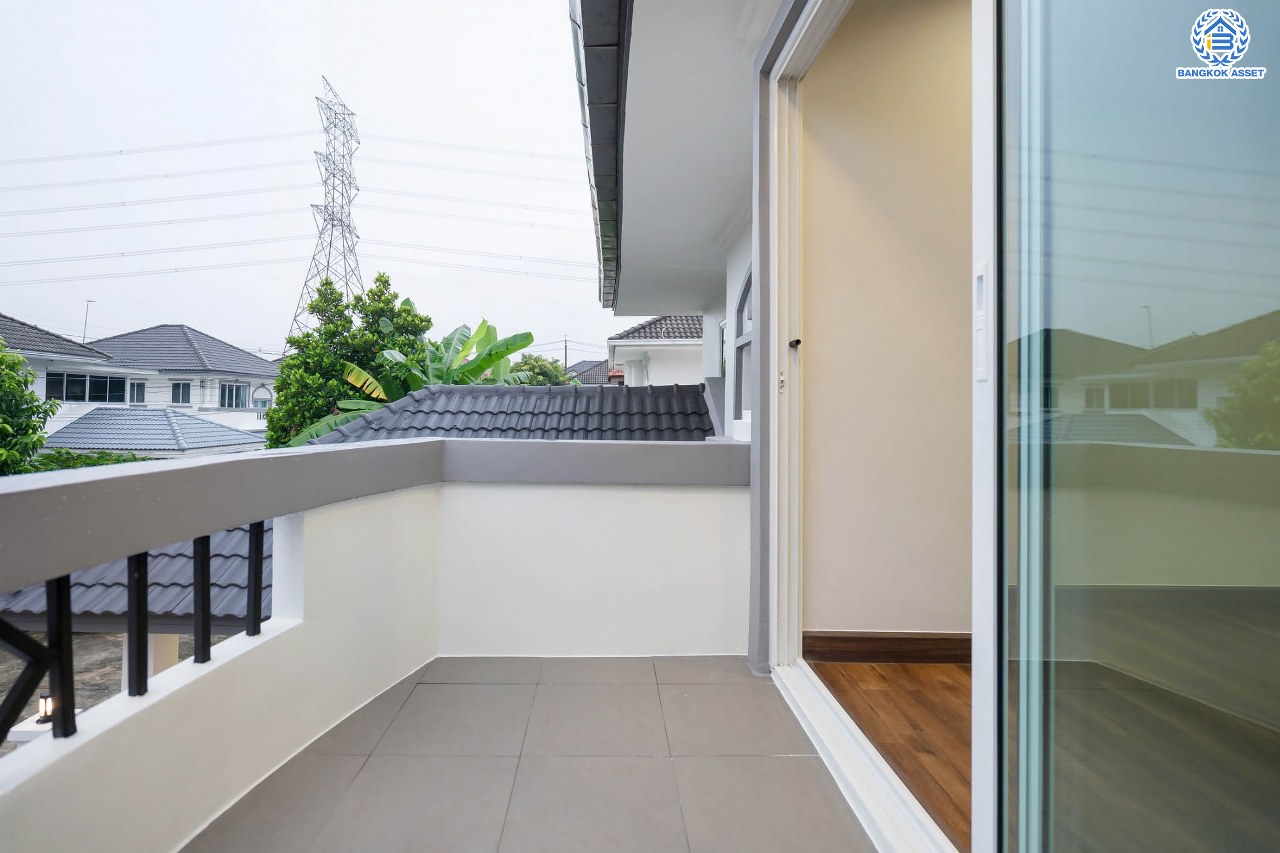 บ้านมือสองตกแต่งใหม่ ม.เพชรวัฒนะ เลียบคลองประปา บ้านเดี่ยวเนื้อที่ 50 ตร.ว. ฟังก์ชันพร้อม 3 ห้องนอน 3 ห้องน้ำ จอดรถได้ 2 คัน บนทำเลเชื่อมต่อแจ้งวัฒนะ, ถนนศรีสมาน, ถนนสรงประภา เดินทางสะดวก ใกล้ทางด่วน "อุตราภิมุข" และรถไฟฟ้าสายสีแดง "สถานีหลักสี่"